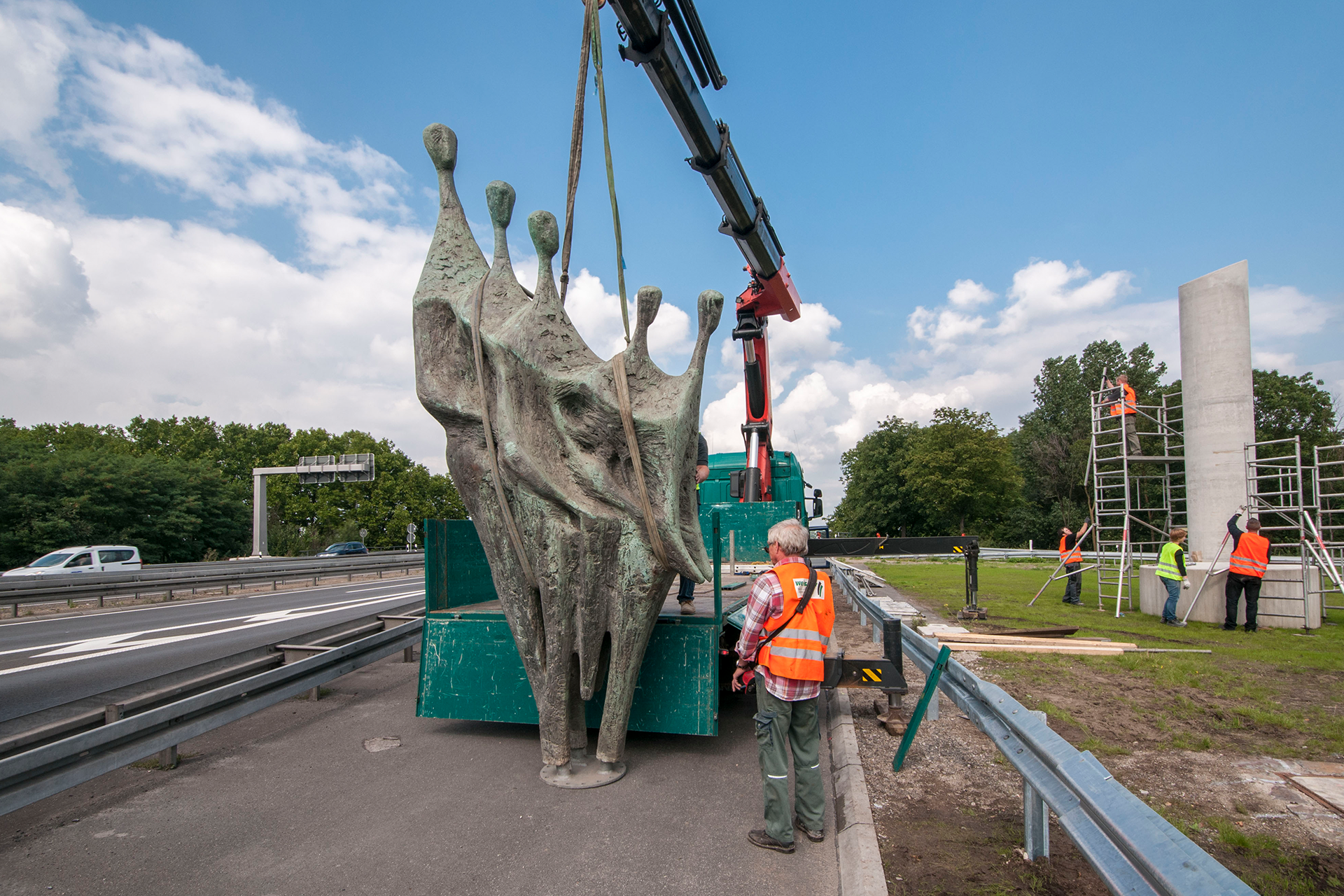 Aufstellung der Skulptur Begegnung an der A59